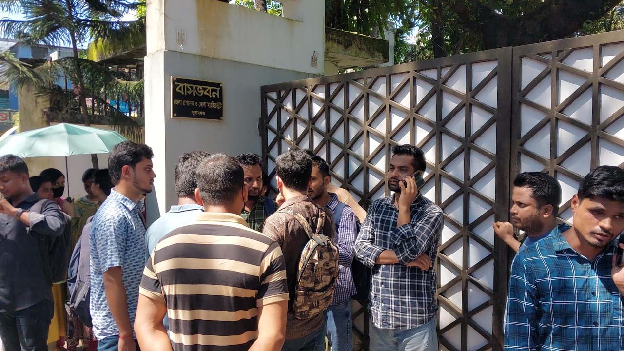 সুনামগঞ্জে ১২০ শিক্ষক বাদ পড়ায় অবস্থান