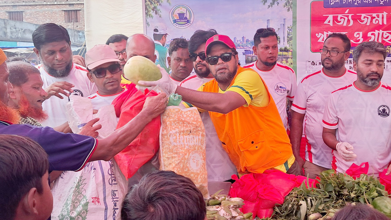 চাঁদপুরে আবর্জনা জমা দিয়ে খাবার ও গাছ পাচ্ছেন নাগরিকরা