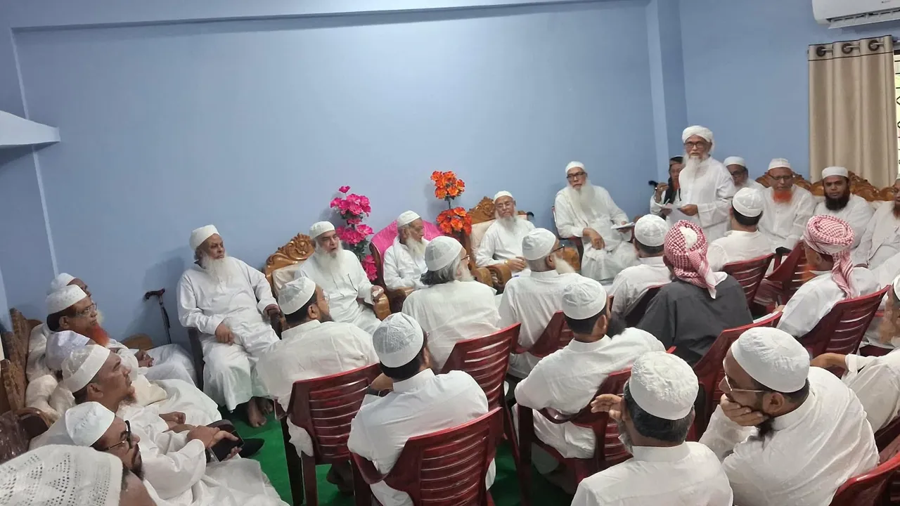 ফটিকছড়িতে হেফাজত আমিরের সঙ্গে কওমি ঘরানার সাত দলের বৈঠক চলছে