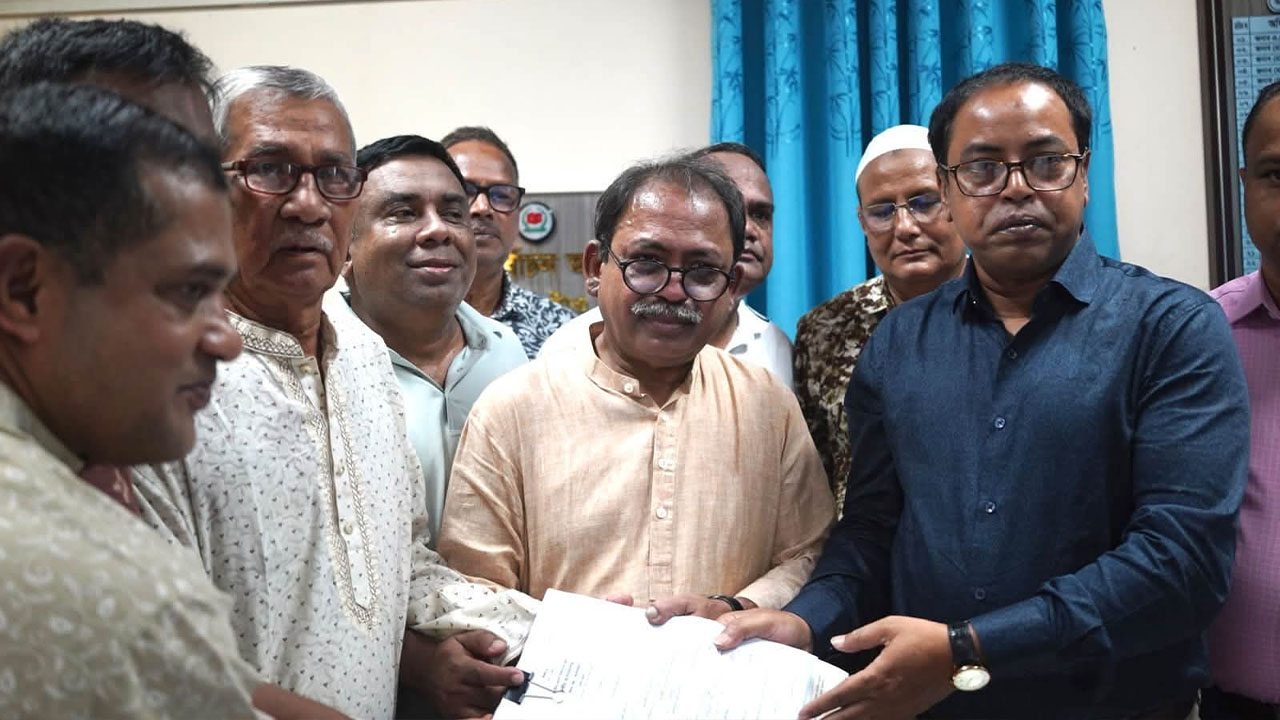 ঠাকুরগাঁও-১ উপনির্বাচন: মনোনয়নপত্র জমা দিলেন বিএনপির প্রার্থী মির্জা ফয়সল