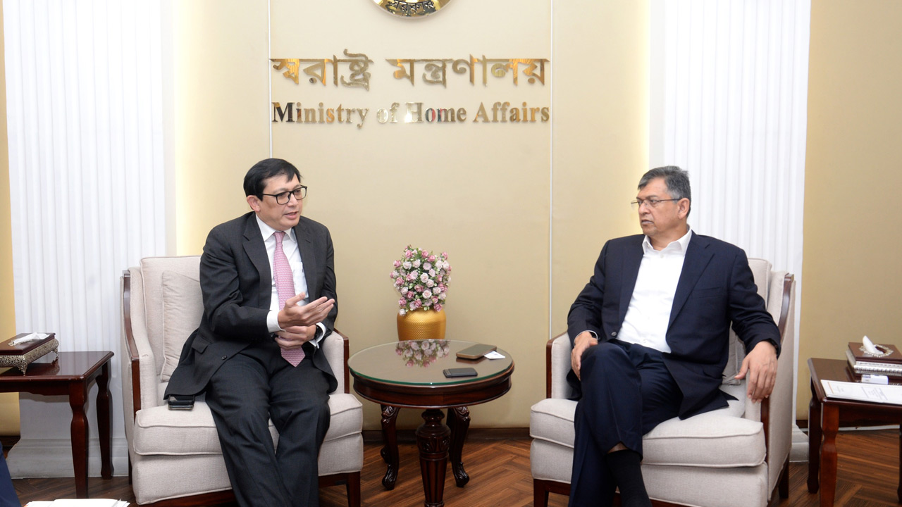 স্বরাষ্ট্রমন্ত্রীর সঙ্গে সিঙ্গাপুরের বিদায়ী চার্জ দ্য অ্যাফেয়ার্সের সাক্ষাৎ