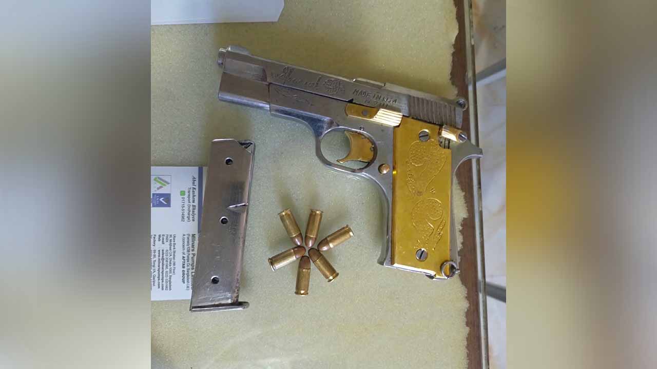 মুরগির খোঁয়াড়ে মিলল পিস্তল-গুলি, গায়ে লেখা ‘মেড ইন ইউএসএ’