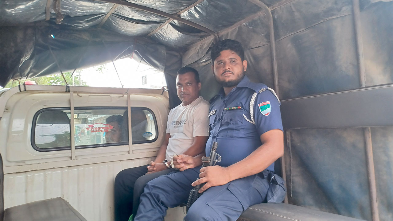 ভারতে যাওয়ার সময় দর্শনা চেকপোস্টে আওয়ামী লীগ নেতা গ্রেপ্তার