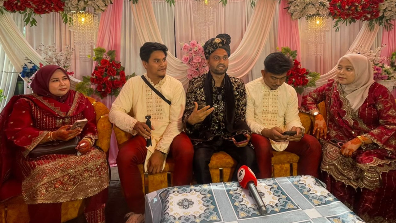 বাংলাদেশি বন্ধুর বিয়েতে মালয়েশিয়া থেকে ছুটে এলেন চার বন্ধু