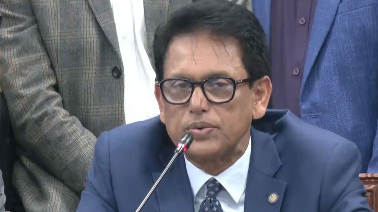 আলোচনা-সমালোচনার মধ্যেই সংবাদ সম্মেলনে আসছেন শিক্ষামন্ত্রী