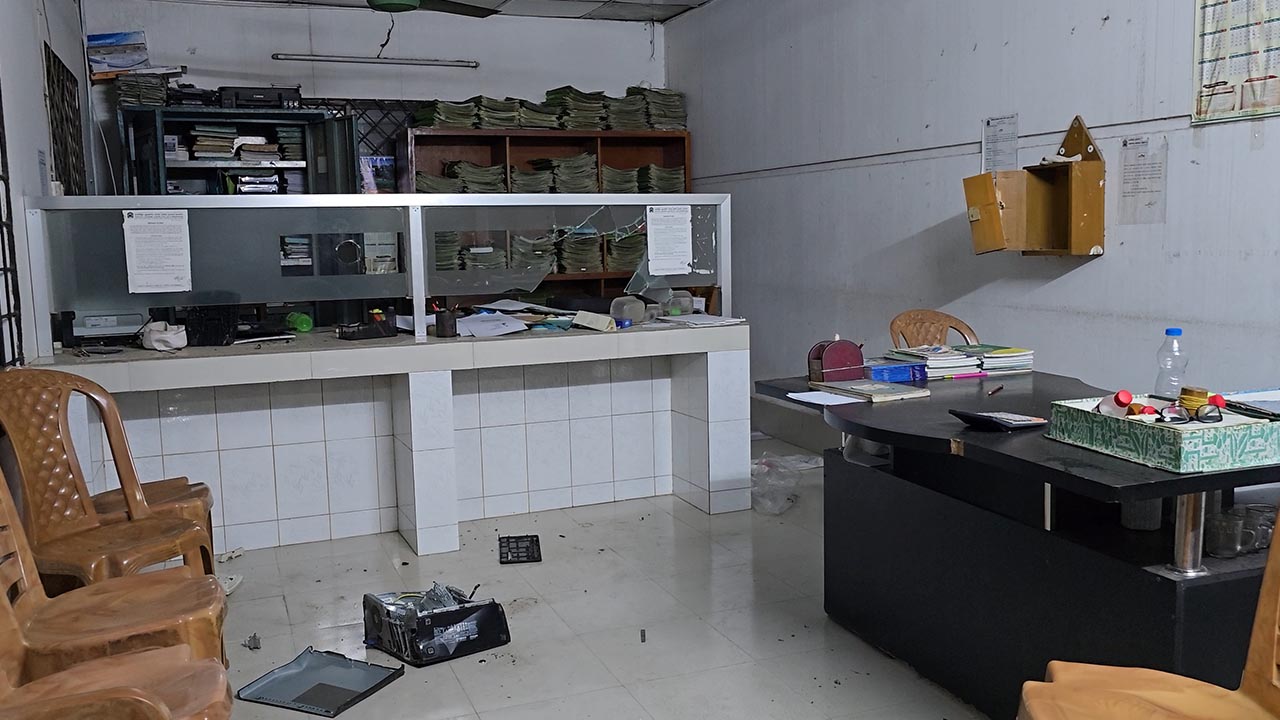 আশুলিয়ায় মাদ্রাসা ট্রাস্টের নিয়ন্ত্রণ নিয়ে সশস্ত্র হামলা-ভাঙচুর