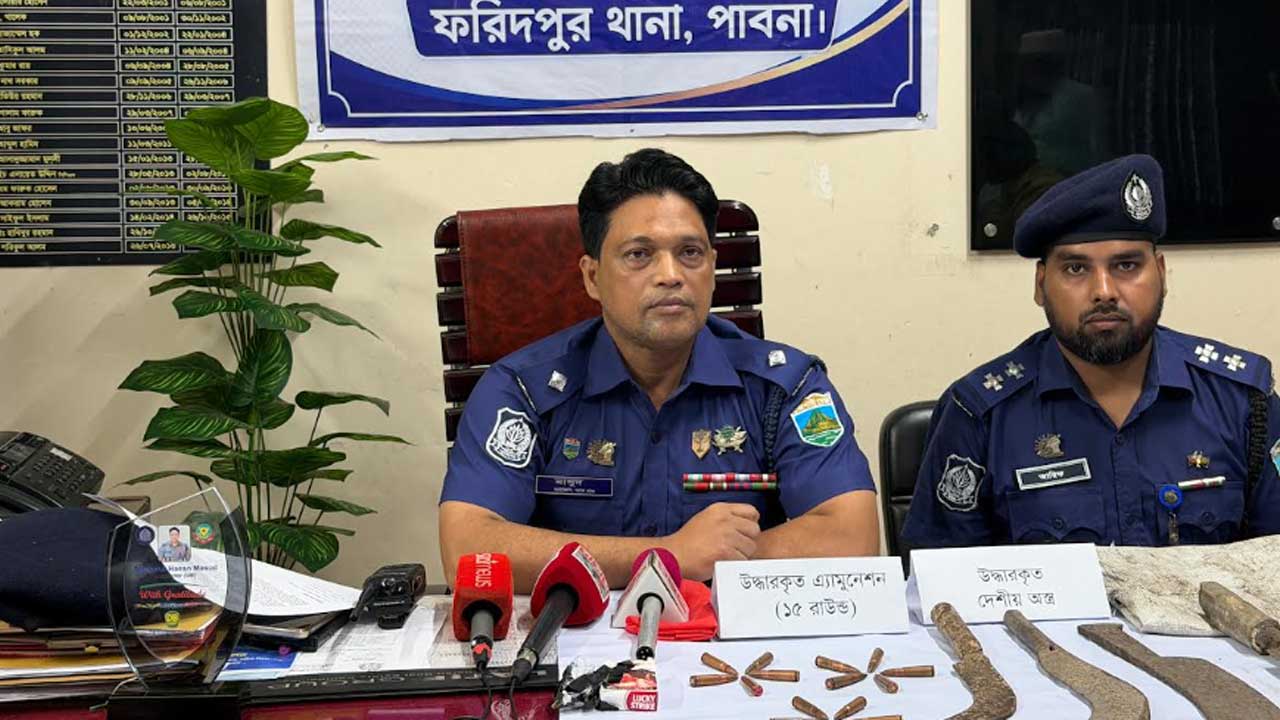 বটগাছের নিচ থেকে ১৫ রাউন্ড গুলি ও দেশীয় অস্ত্র উদ্ধার