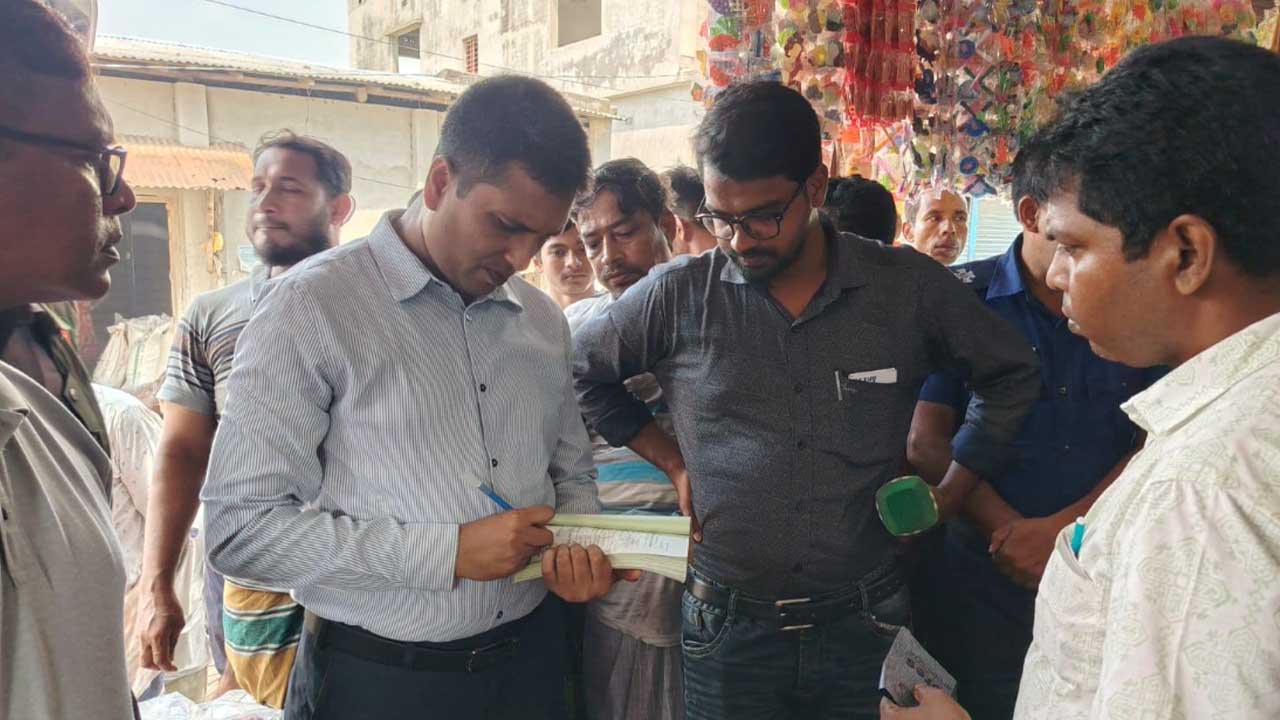 যশোরে ইত্যাদি স্টোরকে ২ লাখ টাকা জরিমানা