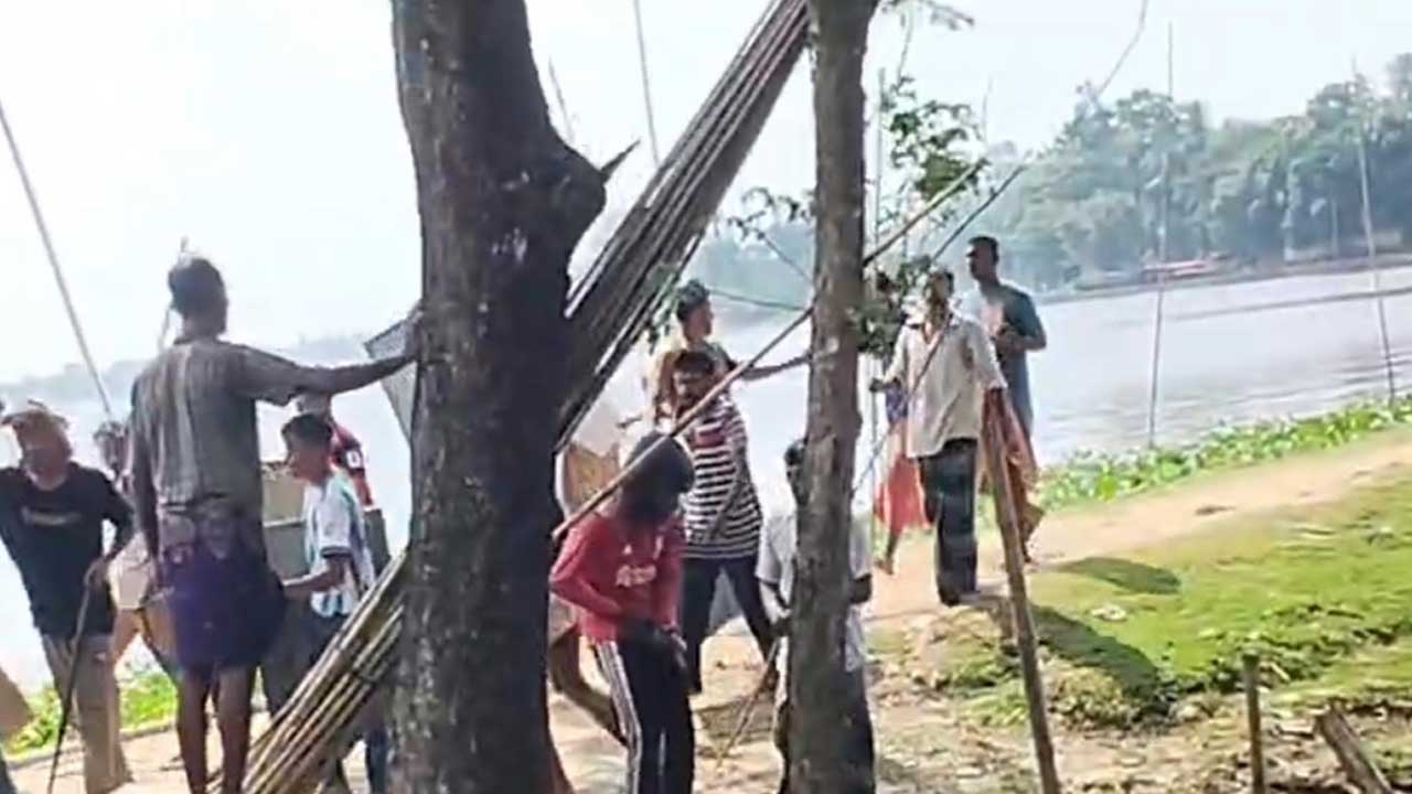 আগ্নেয়াস্ত্র হাতে দুই যুবকের মহড়া, ফাঁকা গুলি ছোড়ার অভিযোগ