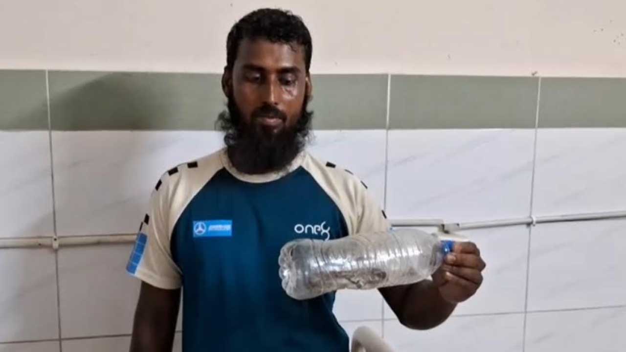 চাঁদপুর/মেয়েকে কামড়ানো রাসেলস ভাইপার বোতলে পুরে হাসপাতালে বাবা
