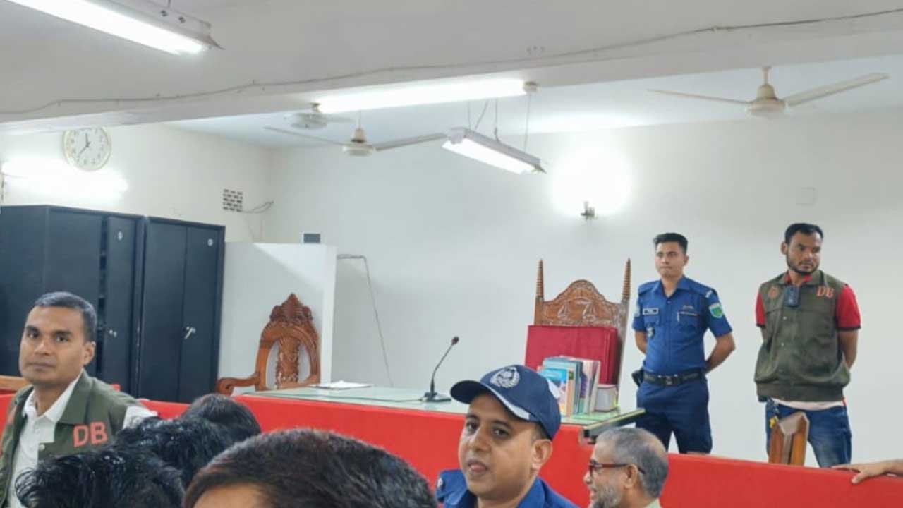 বগুড়ায় বিচারকের এজলাস কক্ষে আইনজীবীদের হট্টগোল