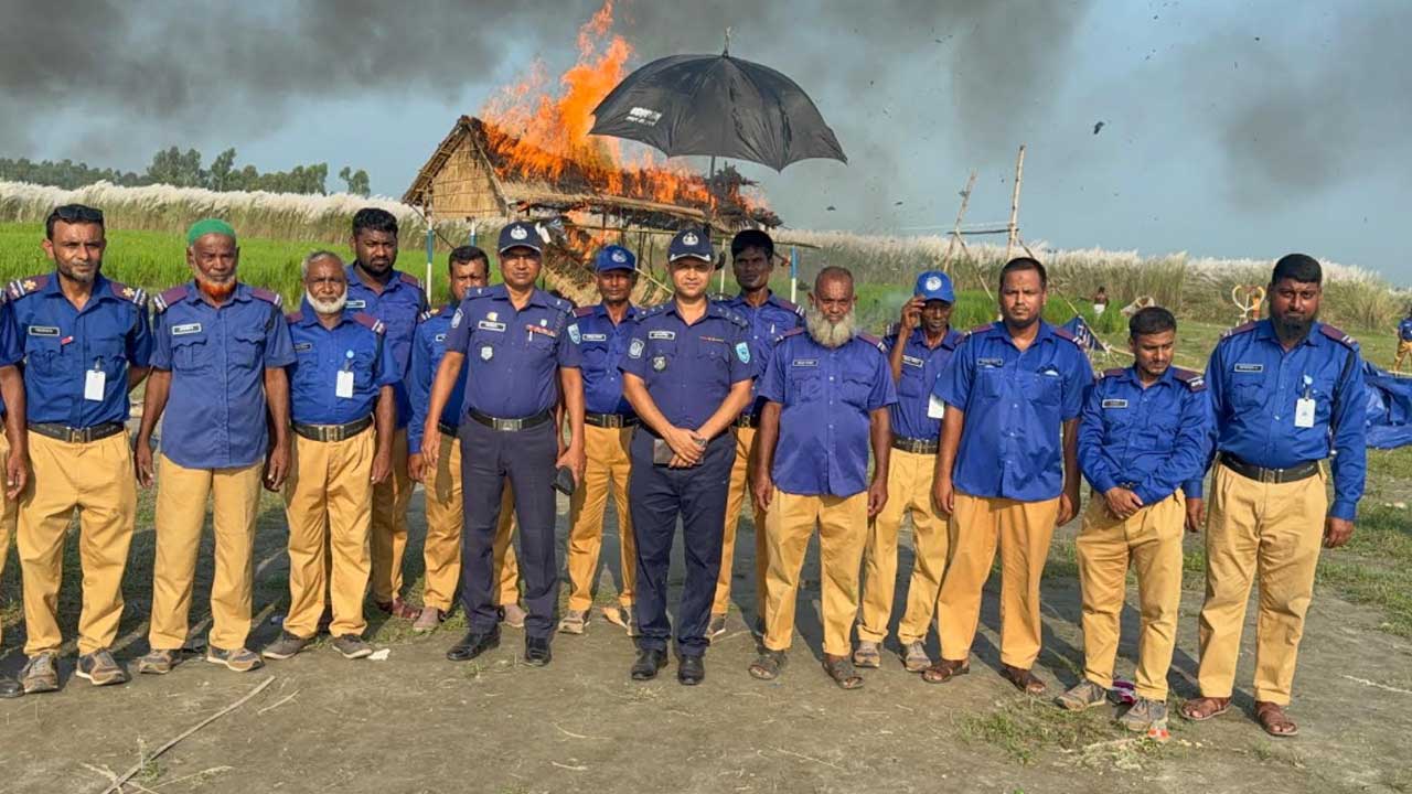 কাশবনের চরে অভিযান, কথিত ‘কফি শপ’ গুঁড়িয়ে দিল পুলিশ