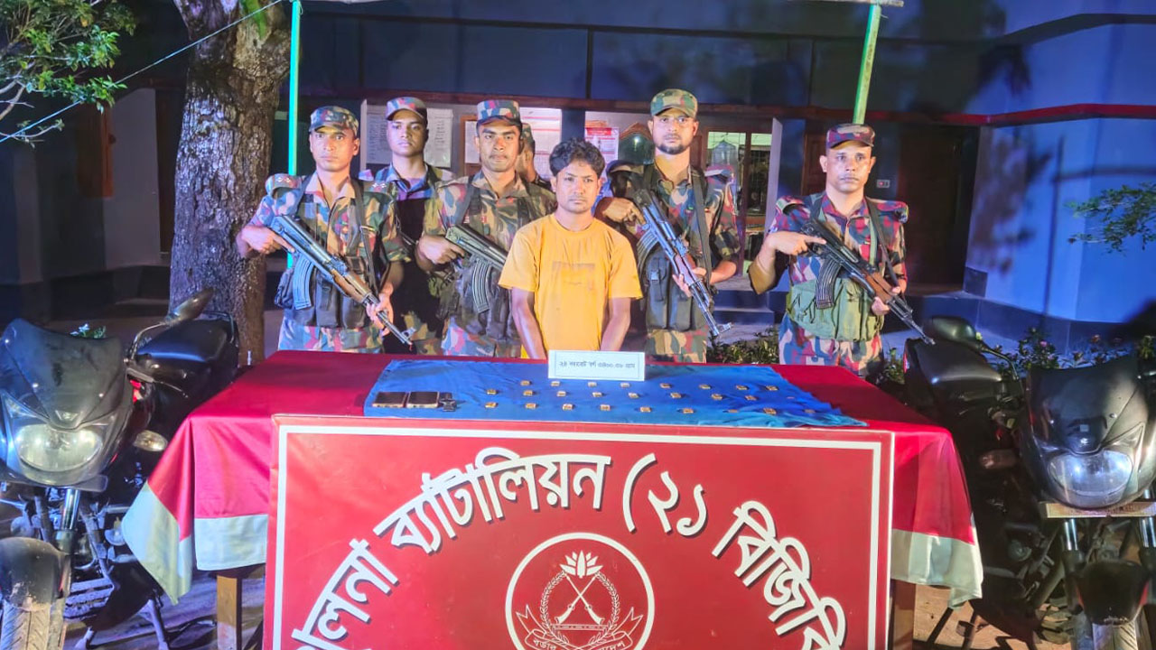 শার্শায় বিজিবির অভিযানে ২৬টি স্বর্ণের বারসহ আটক
