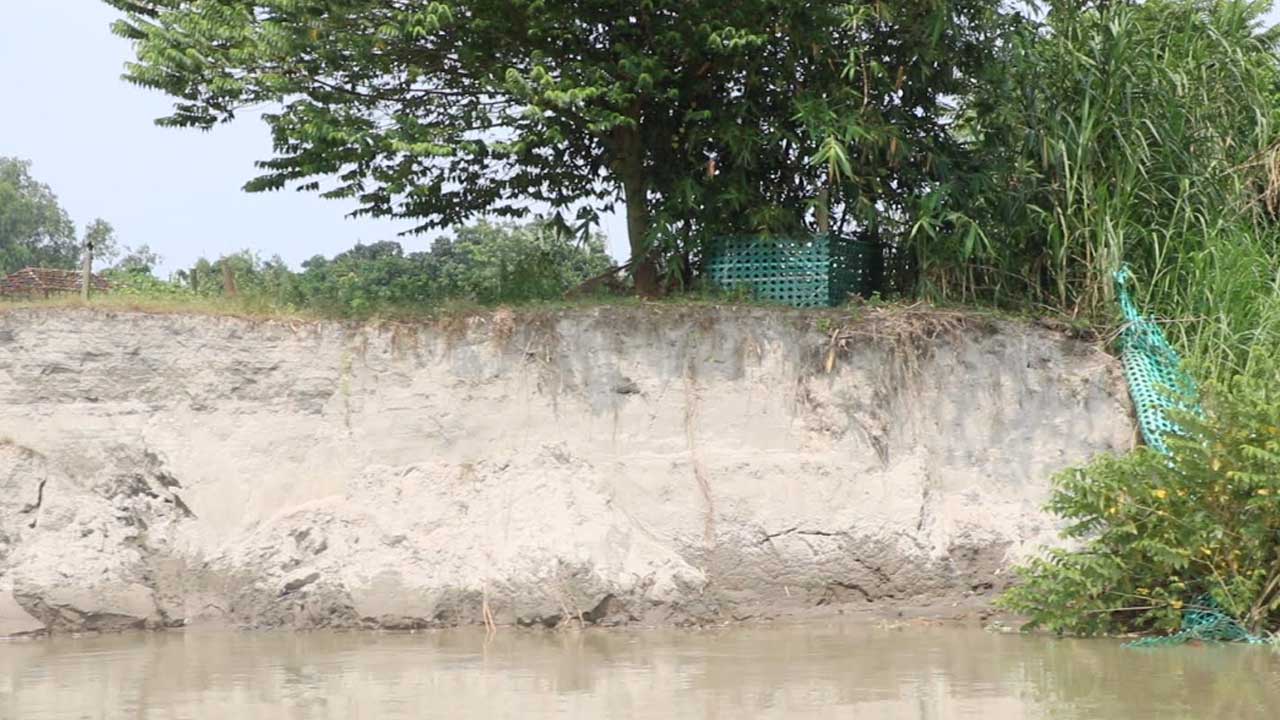 মানিকগঞ্জ/বাবা-মায়ের শেষ স্মৃতিটুকুও কেড়ে নিল নদী