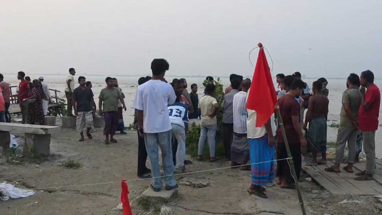 নড়িয়ায় পদ্মা তীররক্ষা বাঁধে ৫০ মিটার ফাটল