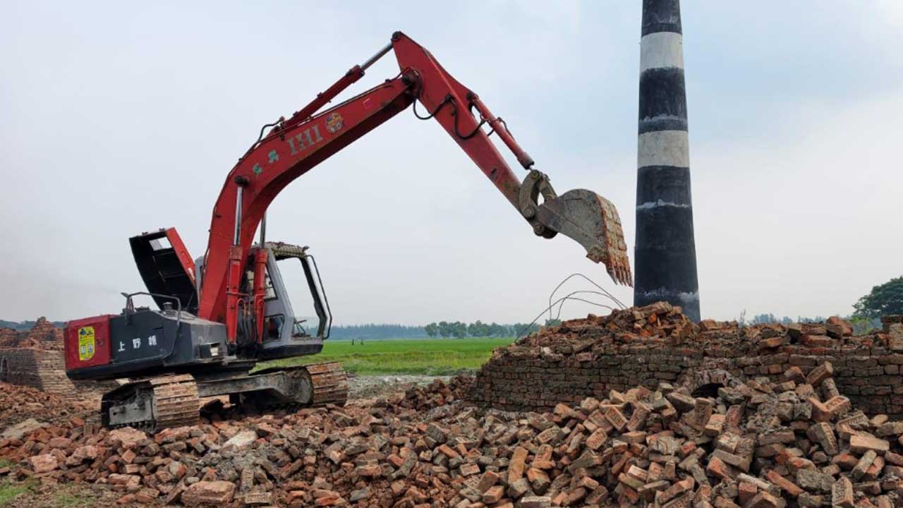 নোয়াখালীতে অবৈধ ইটভাটা গুঁড়িয়ে দিলো প্রশাসন