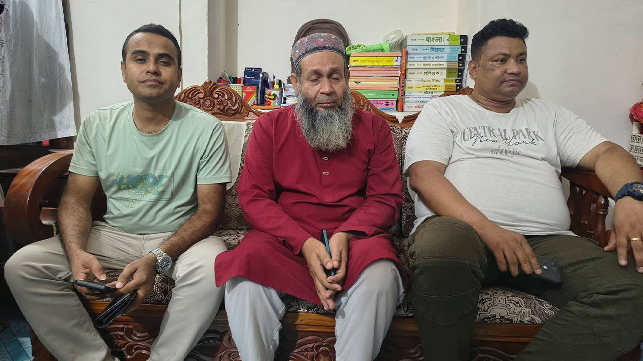 কটূক্তির অভিযোগে আটক শিক্ষককে বাড়িতে পৌঁছে দিল পুলিশ
