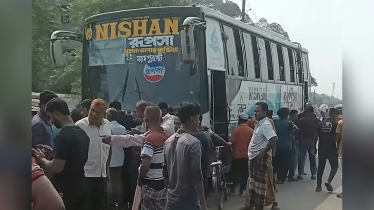কালীগঞ্জে বাসের ধাক্কায় পৌর কর্মী নিহত