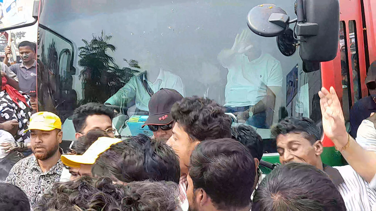 ফেনী সফরপথে কুমিল্লায় প্রধানমন্ত্রীর গাড়িবহরে জনতার উল্লাস