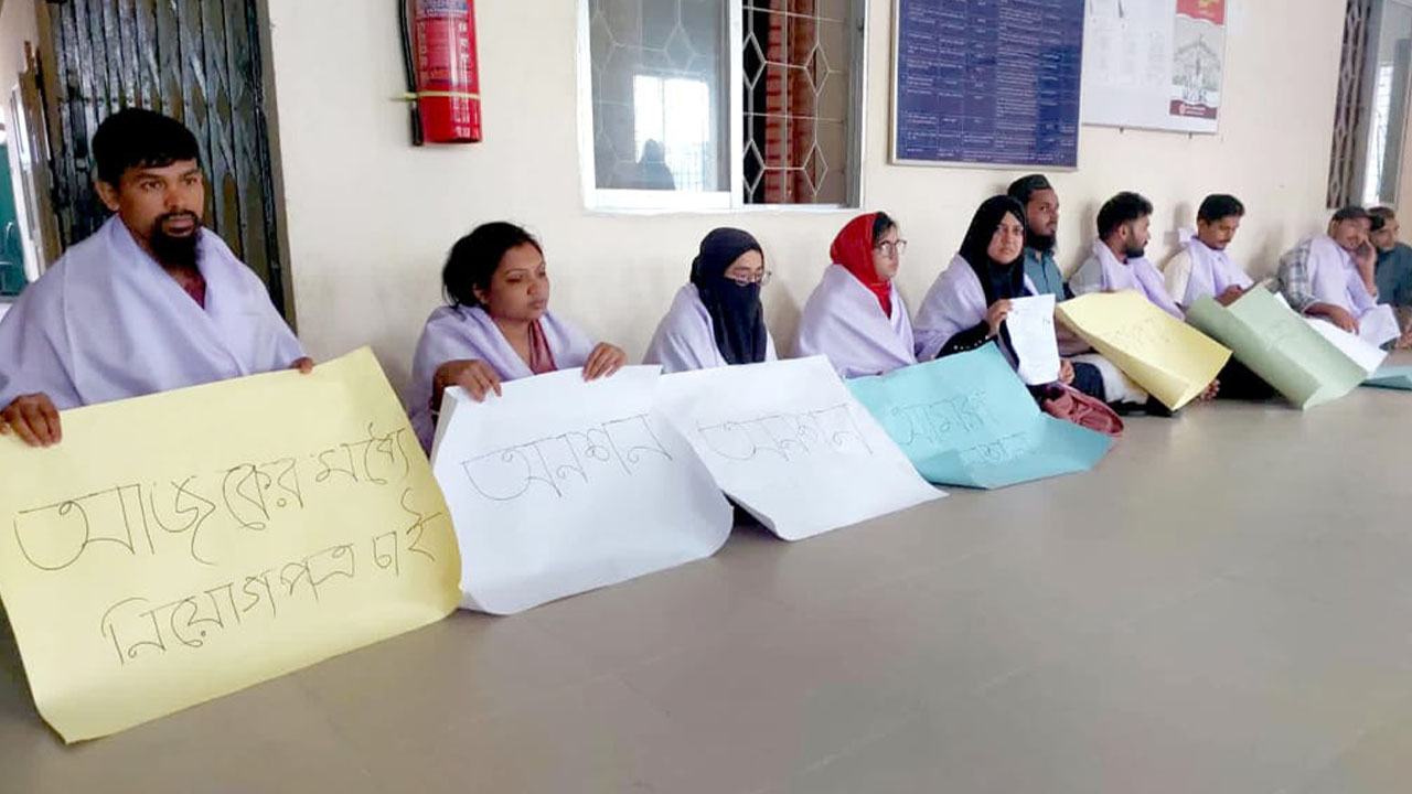 ময়মনসিংহে অনশন শেষে ২০ প্রাথমিক শিক্ষকের নিয়োগপত্র