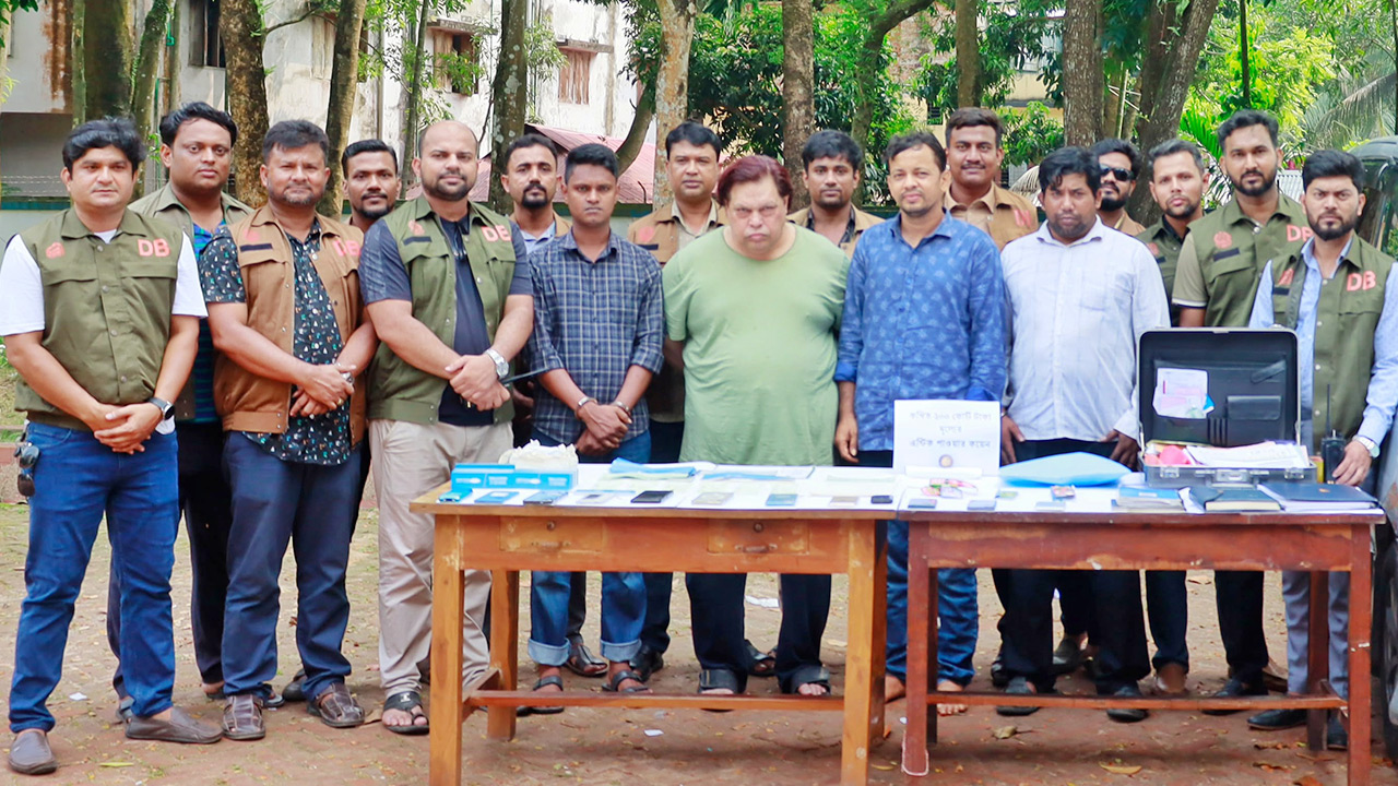 ভুয়া প্রতারণায় ২ কোটি টাকা হাতিয়ে নেওয়া চক্রের ৪ সদস্য