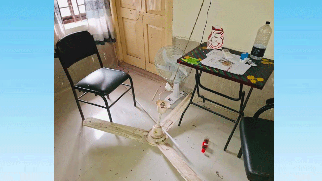 লক্ষ্মীপুরে হাসপাতালের প্যাঁচা চিকিৎসকের গায়ে পড়ল