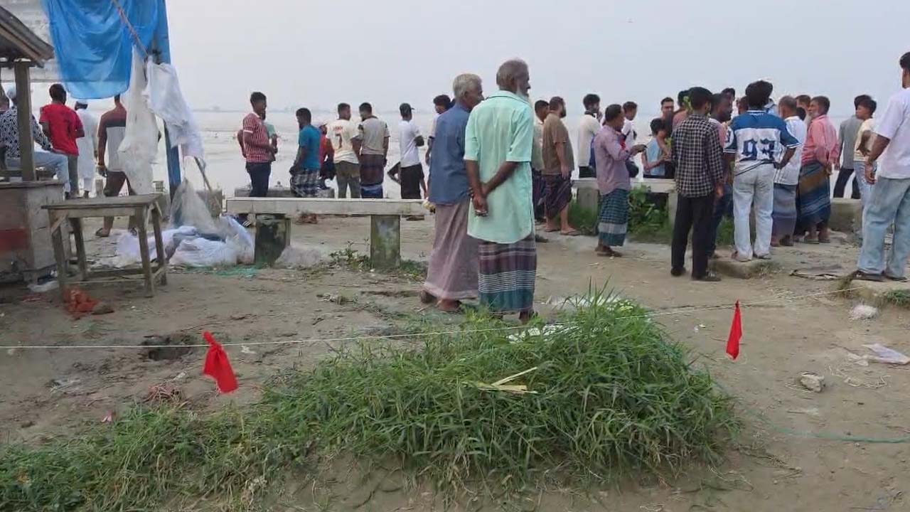 শরীয়তপুরে পদ্মা বাঁধে ফাটল, স্থানীয়রা আতঙ্কে