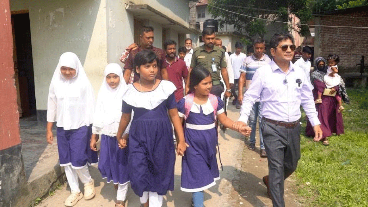 ইউএনওর হাত ধরে স্কুলে ফিরল আলোচিত তুবা