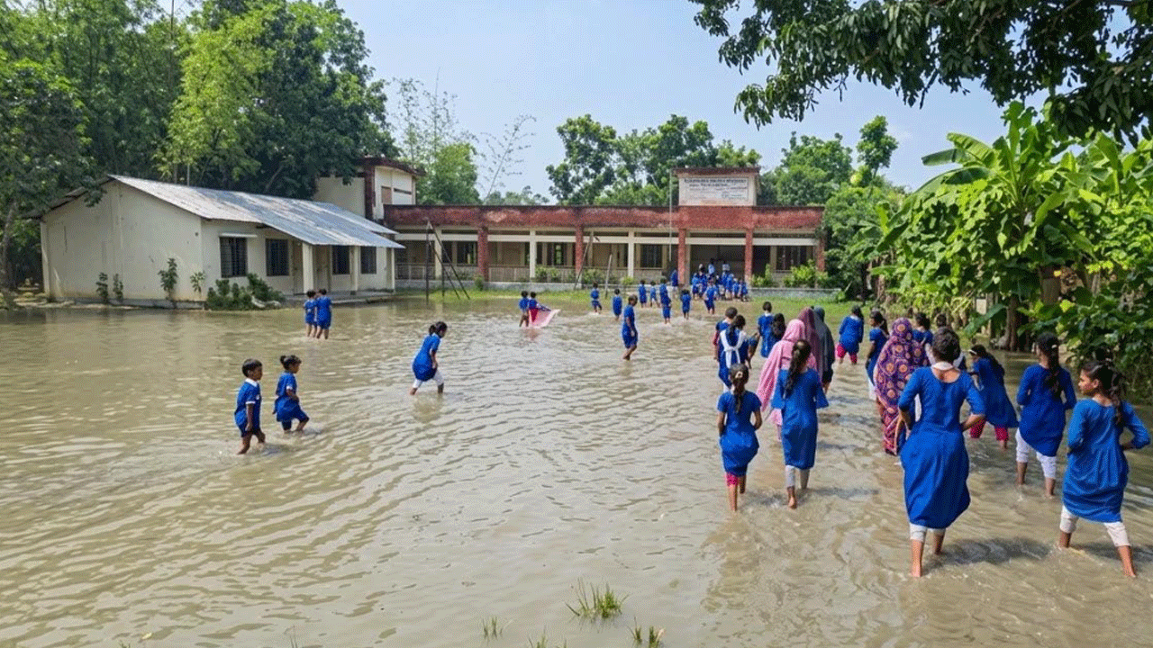 জলাবদ্ধতায় ফরিদপুরে স্কুল মাঠে খেলা বন্ধ, শিক্ষার্থী কমেছে ৬৫ জন