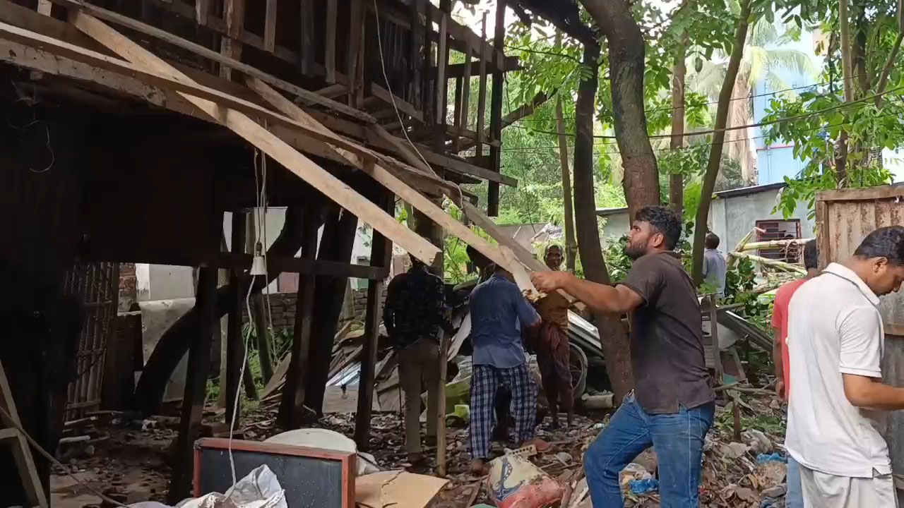 ৪৩ বছর পর বরিশালে জমি দখলদার উচ্ছেদ