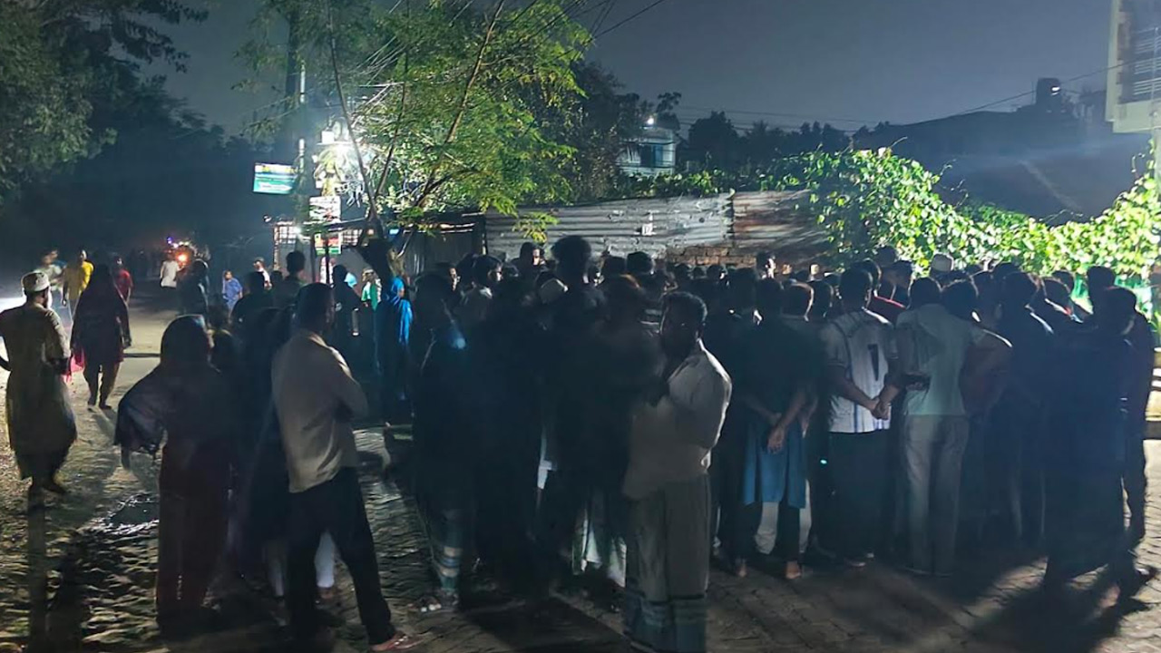 খুবিতে ফেসবুক পোস্ট নিয়ে সংঘর্ষ, যুবক মারধরের অভিযোগ