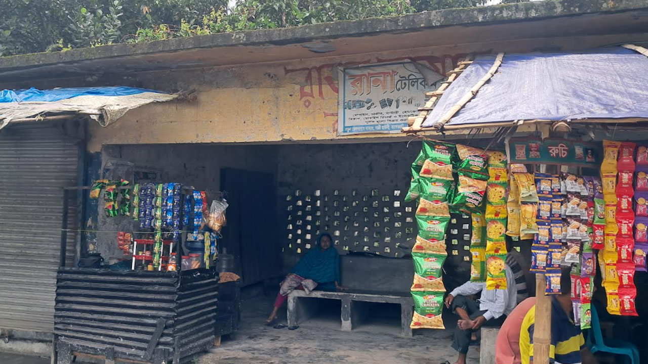 নোংরা-ব্যবহার অনুপযোগী যাত্রী ছাউনি, ভাড়ায় চলছে দোকান
