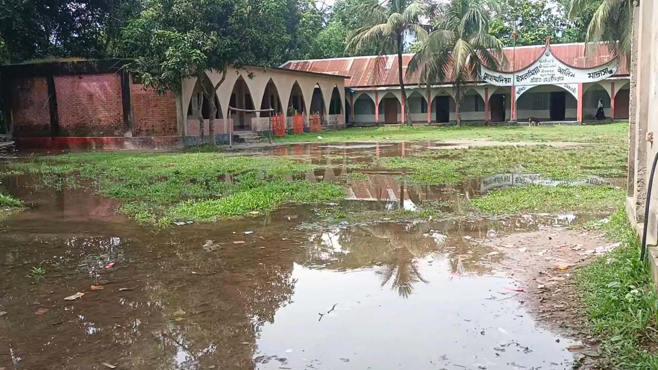 চাঁদপুরে মাদ্রাসা মাঠে জলাবদ্ধতা, শিক্ষার্থীদের দুর্ভোগ