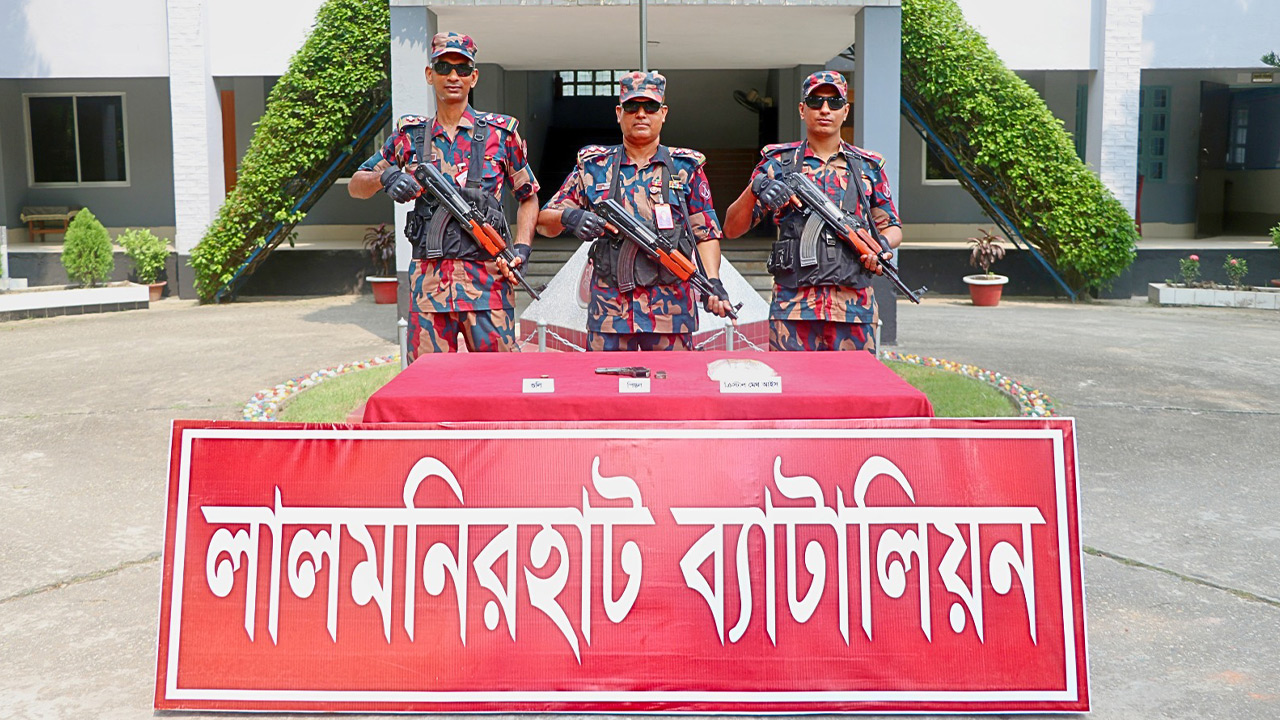 বিজিবির অভিযানে পলিথিনে পিস্তল, গুলি ও ১ কেজি আইস মিলল