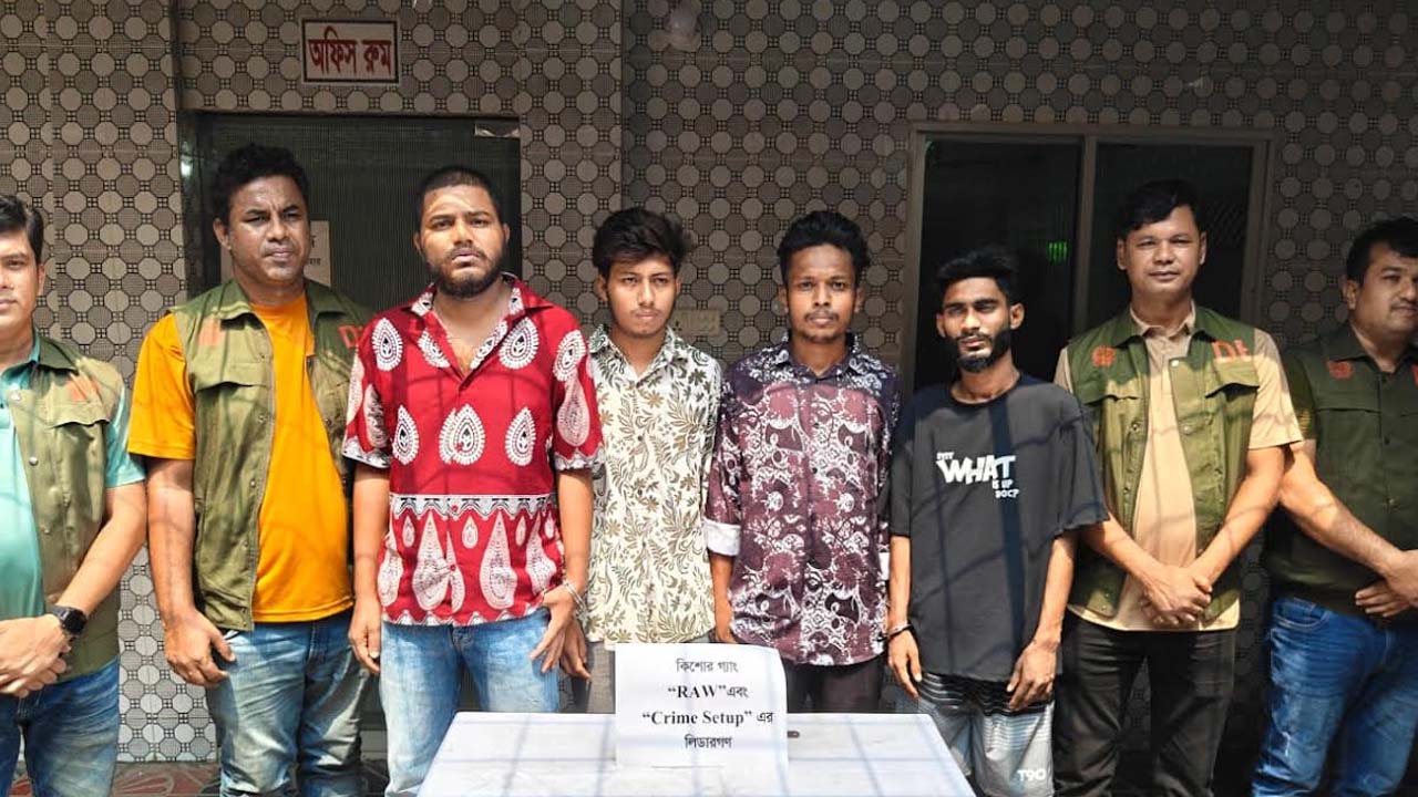 কুমিল্লায় কিশোর গ্যাংবিরোধী অভিযানে গ্রেপ্তার ৪ সদস্য