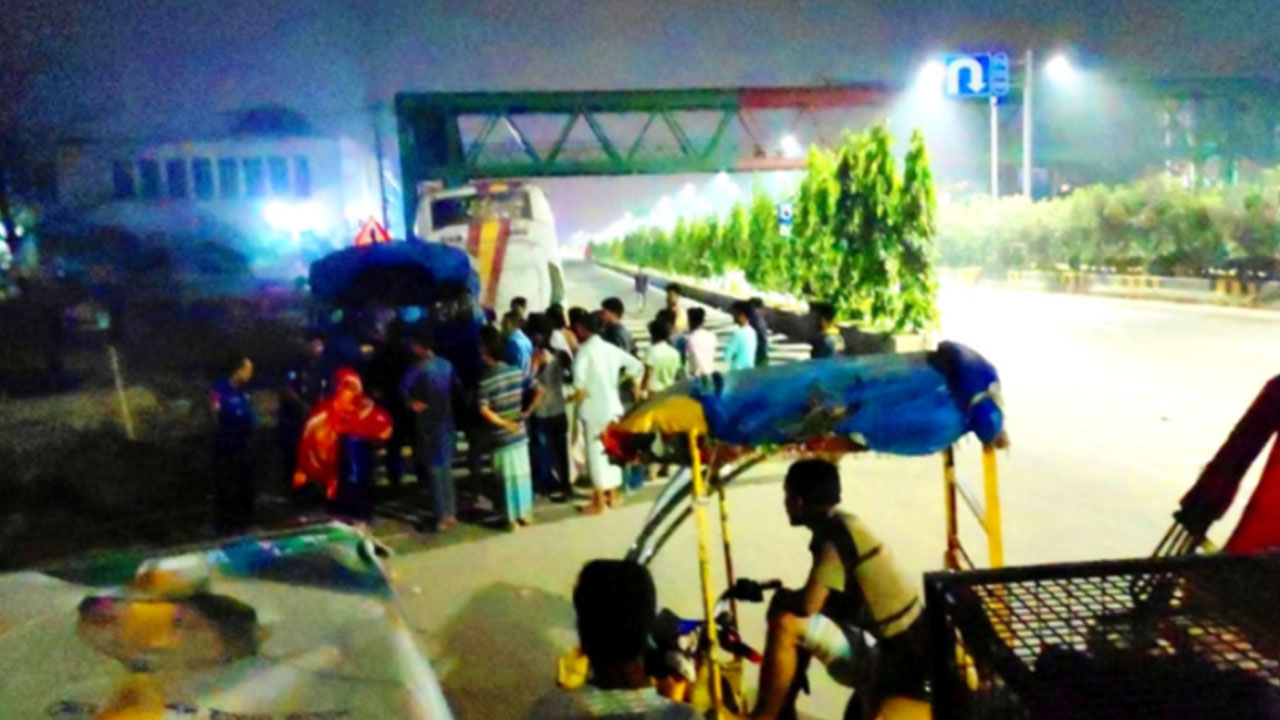 চলন্ত বাসে অস্ত্রের মুখে যাত্রীদের টাকা ও মোবাইল লুট