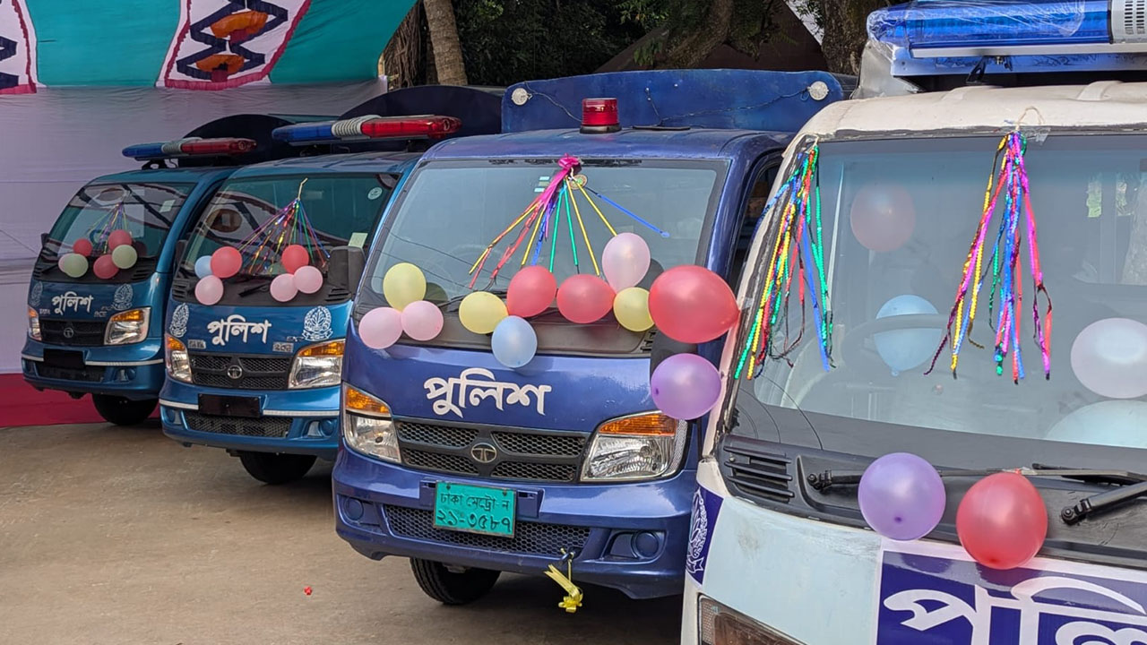 দুই থানায় ৬ পিকআপ উপহার, অর্থায়নে এমপি ও বিএনপি নেতারা
