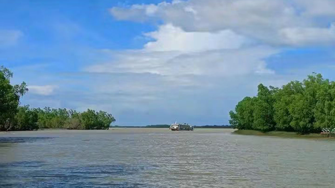 সুন্দরবনে লাইটার জাহাজের ধাক্কায় নিখোঁজ জেলের মরদেহ উদ্ধার