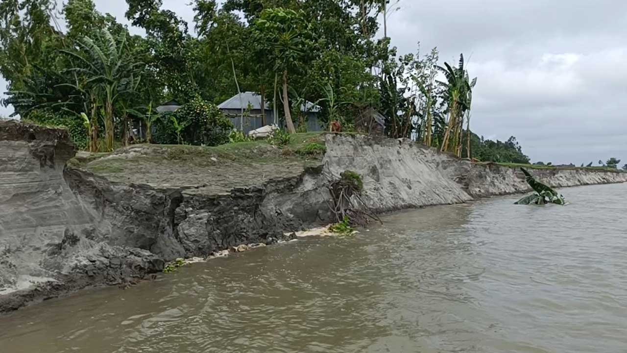 কুড়িগ্রামে ধরলার ভাঙনে দিশেহারা মানুষ, বাঁধের দাবি