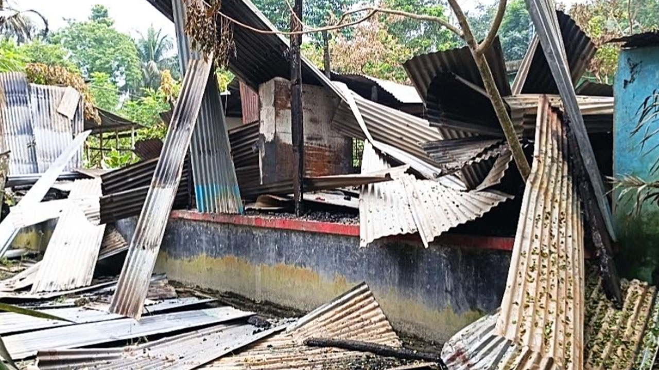নড়াইল/‘এখন আমি কোথায় মাথা গুঁজব’
