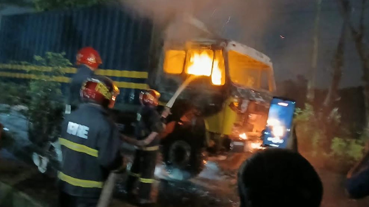 নারায়ণগঞ্জে রাসায়নিকবাহী কাভার্ড ভ্যানে আগুন