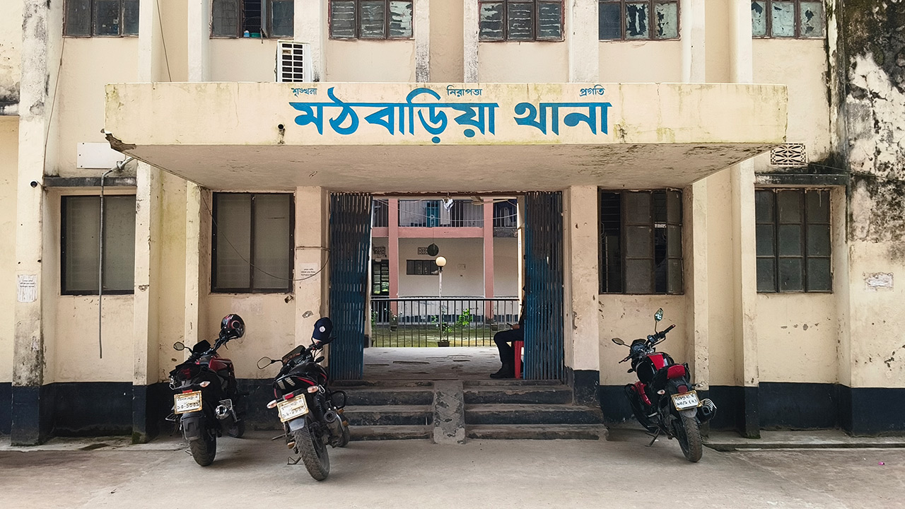 ইন্টারনেট সংযোগ না দিয়ে টাকা আত্মসাতের প্রতিবাদে গ্রাহককে হাতুড়িপেটা