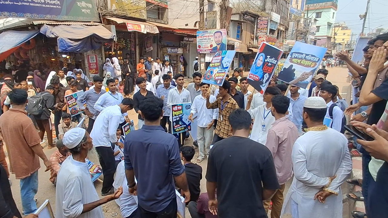 ইসরাতের চিকিৎসার ব্যয় ও চালকের শাস্তির দাবিতে চাঁদপুরে মানববন্ধন