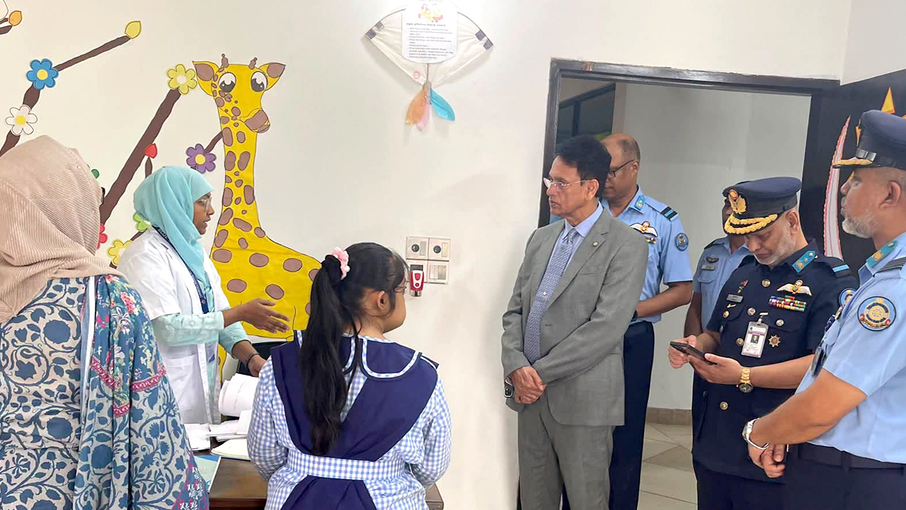‘ব্লু স্কাই’ স্কুল পরিদর্শন করলেন শিক্ষামন্ত্রী