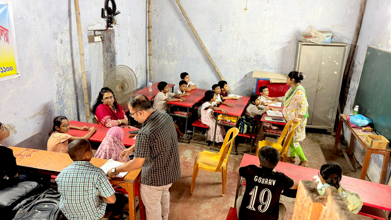 ঢাকার সরকারি স্কুলে এক কক্ষেই ৩ শ্রেণির ক্লাস