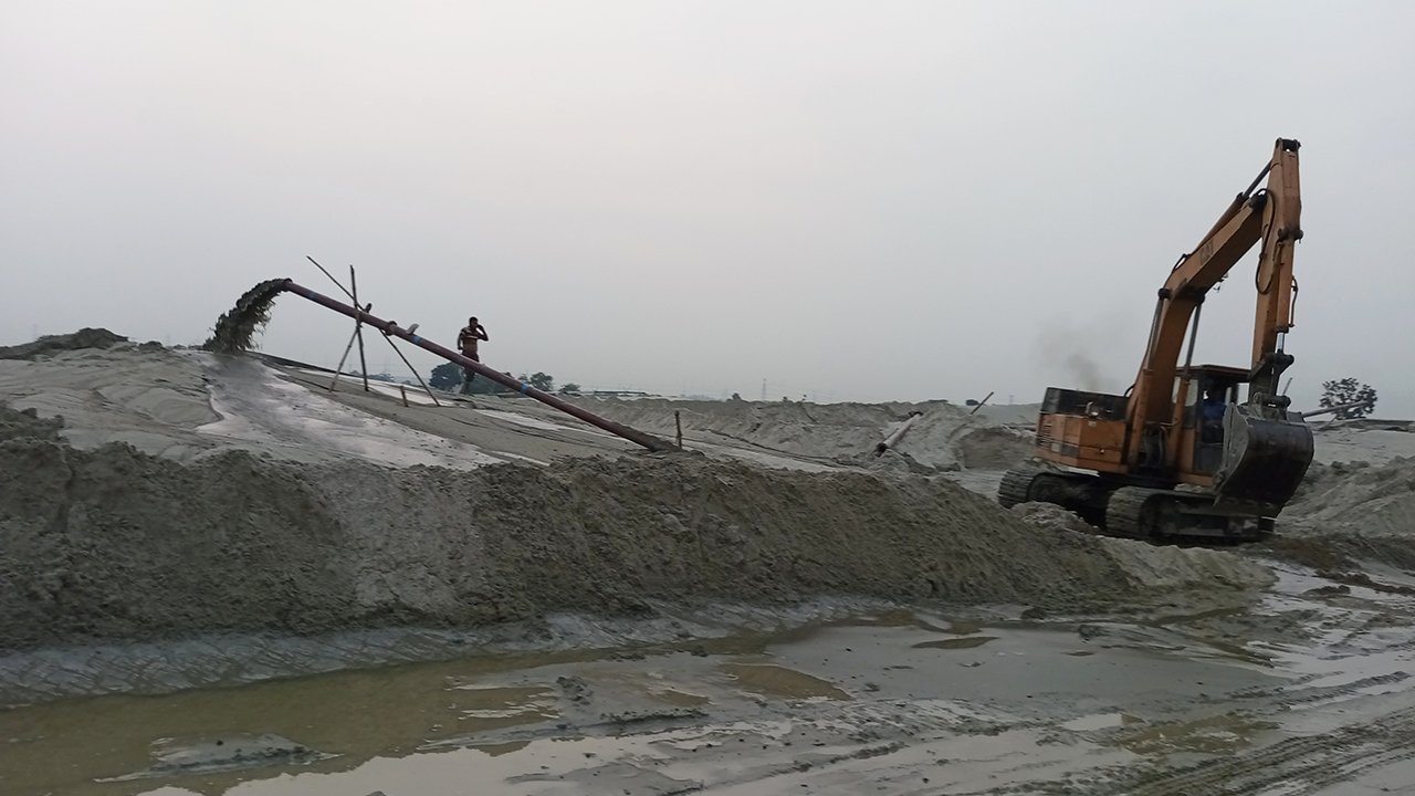 হাইকোর্টের নিষেধাজ্ঞা অমান্য করে ভেড়ামারায় অবৈধ বালু উত্তোলন