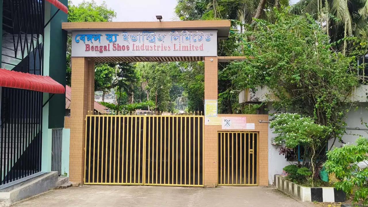 বেঙ্গল সু ইন্ডাস্ট্রিজ বন্ধ হওয়ায় দিশেহারা শত শত শ্রমিক