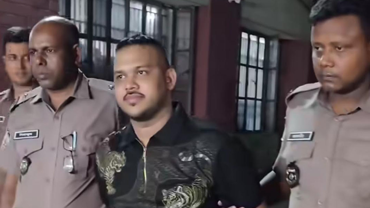 প্রিজনভ্যান থেকে পিচ্চি রাজাকে পালানোর সুযোগ করে দিলেন এসআই
