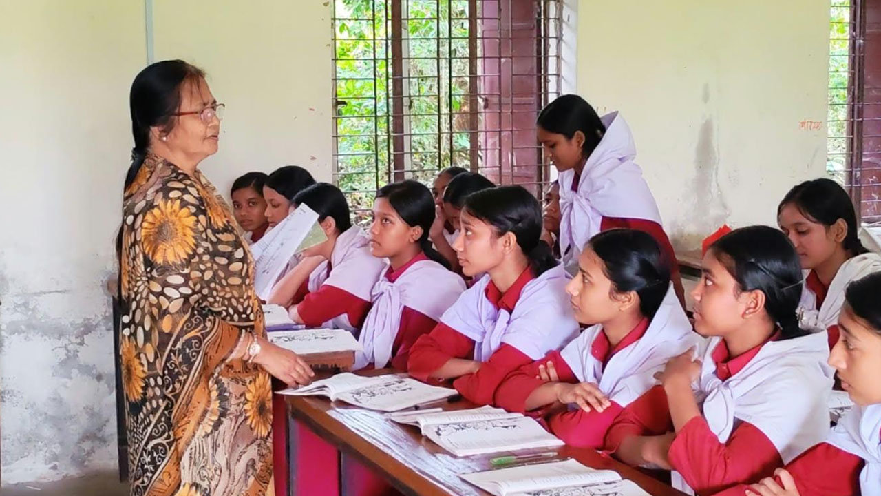 অবসরের ছয় বছর পরও শ্রেণিকক্ষে ইলা বড়ুয়া