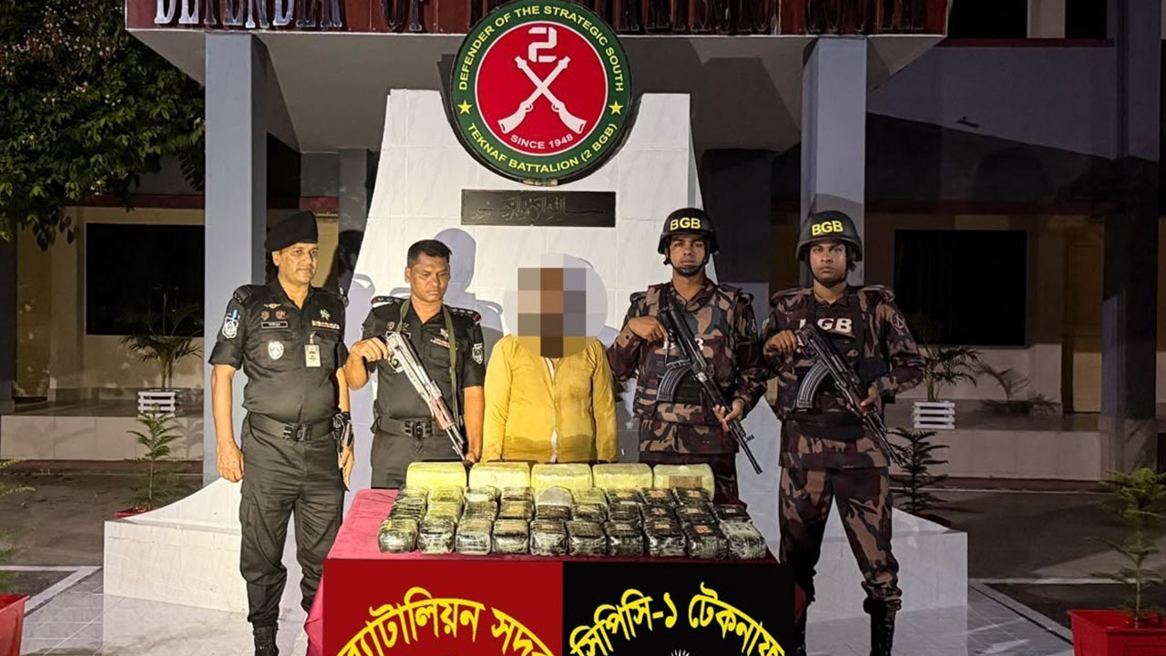 যৌথ অভিযানে আটক ১/নাফ নদ সাঁতরে মিয়ানমার থেকে পাচারকারিরা আনে